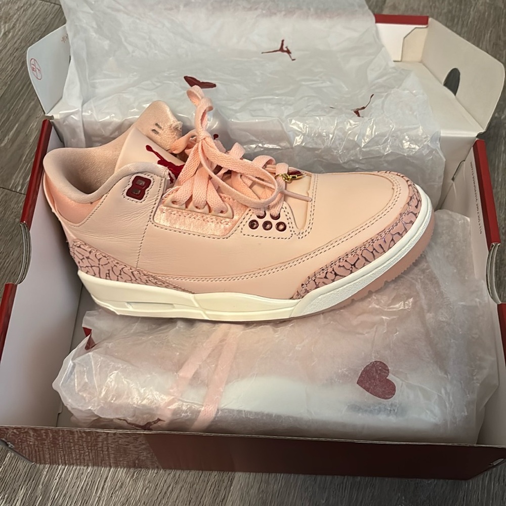 WOMENS AIR JORDAN 3’s VALENTINE